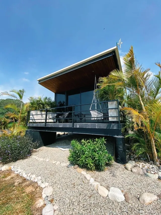 Hotel boutique con cabaña de lujo elevada, terraza privada y entorno tropical, ideal para glamping exclusivo en la naturaleza.