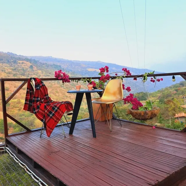 Terraza de glamping con mesa y vista a la montaña, espacio tranquilo de glamping Bucaramanga en plena naturaleza.