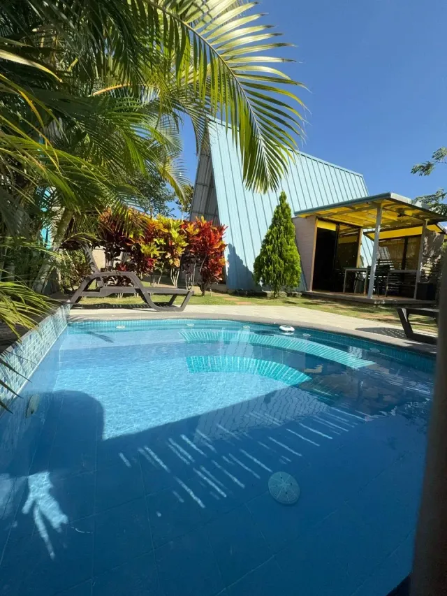 Piscina exterior de glamping con área de descanso y entorno verde, ideal para una experiencia glamping privada y relajante.