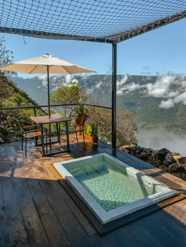 Glamping con jacuzzi en terraza privada, vista panorámica a la montaña y entorno natural, ideal para una escapada romántica